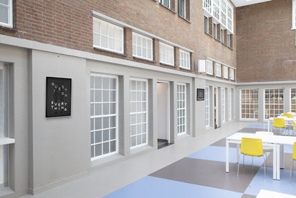STAS qubic pro: Ideal for displaying art in unique orientations.
